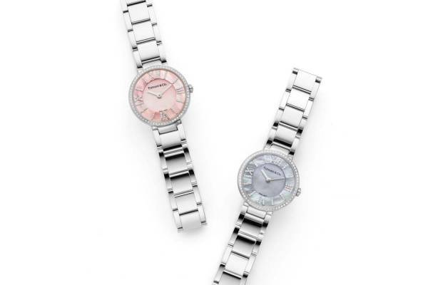 「ティファニー アトラス」の新作、マザー オブ パールの文字盤にダイヤモンド輝くローマ数字の腕時計