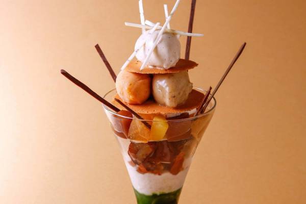 ショコラティエ パレ ド オールの秋限定チョコレートパフェ「栗ジャポネ」和栗＆完熟柿を使用