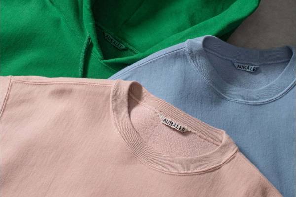 オーラリー×ビューティ＆ユースのウィメンズスウェット、カラフルカラー＆カットオフ仕様