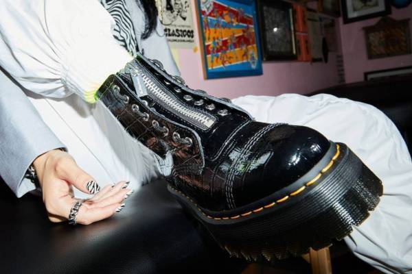 ドクターマーチン“厚底8ホールブーツ”にクロコダイル調＆深みレッド、アトモス ピンク限定で