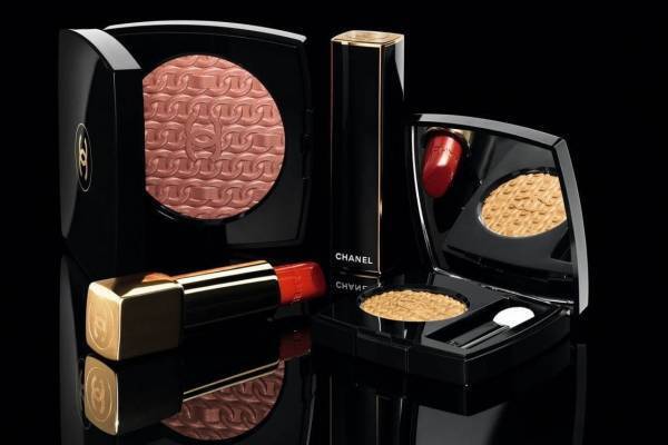 シャネル20年クリスマスコスメ、“ゴールド チェーン”に着想したフェイス パウダー＆アイシャドウ