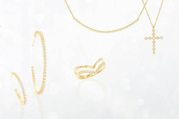 アーカーの新作ジュエリー、“ひとすじの光”着想リングやダイヤモンド×ゴールド輝くネックレスなど