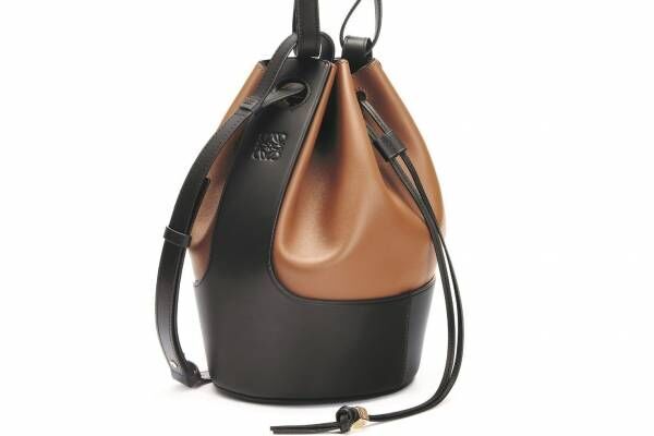 ロエベ「バルーン バッグ」に新色、ブラウン系ツートーンカラーや  