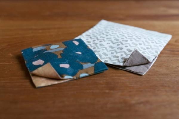 ミナ ペルホネンのテキスタイルが「におい袋」に、麻布 香雅堂による自然素材100%の和の香り