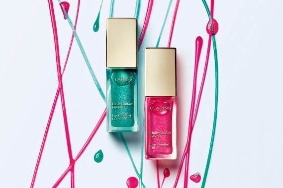クラランス「コンフォート リップオイル」クリスマス限定色、“煌めく”ピンク＆爽快クールミント