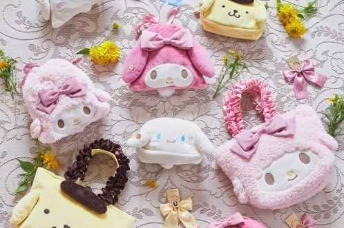 メゾン ド フルール×サンリオ キャラクターズ、“たれ耳”仕様のキャラ型トートバッグやポーチ