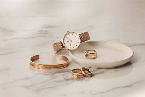 ダニエル・ウェリントン初のジュエリー、ロゴを刻印したローズゴールド＆シルバーのリングやピアス
