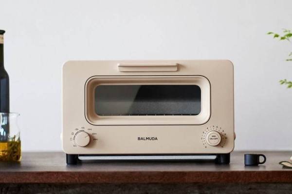 バルミューダのトースターが進化、新色ベージュ＆緻密な温度制御で“サクふわ”焼き立てパンを再現