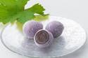 大粒黒ぶどう「オーロラブラック」を丸ごと包んだ和スイーツ、宗家 源 吉兆庵の「陸乃宝珠」