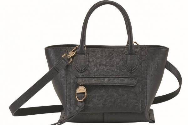 ロンシャン“フランスのポスト”風ポケット付きバッグ、ジュエリーのように輝くメダルを配して