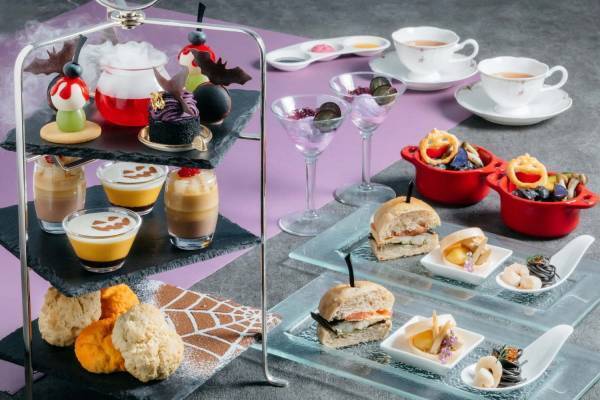 もくもく煙が覆う“神秘的”なハロウィーンアフタヌーンティー、新横浜プリンスホテル最上階で開催