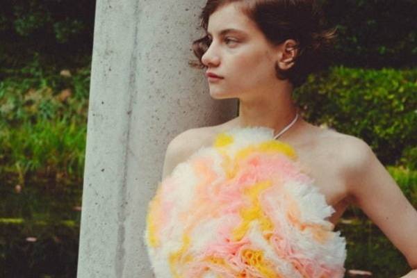 トモ コイズミ×エミリオ・プッチ、アーカイブ着想のカラフル彫刻風ドレス＆“ポンポン”サンダル