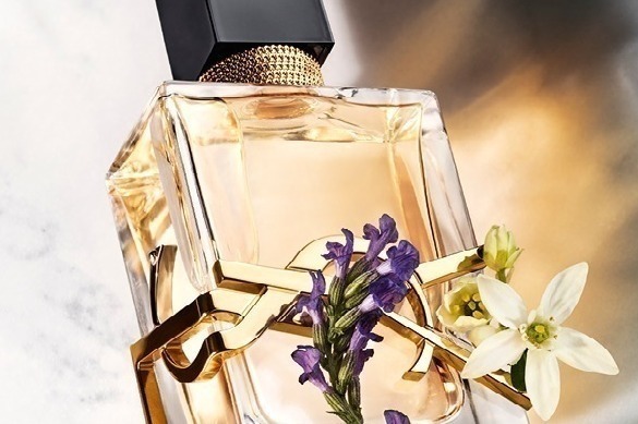 イヴ・サンローラン表参道限定フレグランスケース付き「リブレ オーデパルファム」、巨大リップ展示も