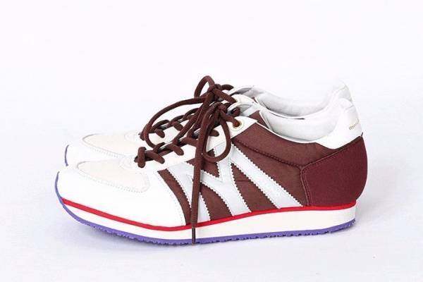 メルシーボークー、×ミズノのスニーカー、ブラウン×パープルのスポーティーな配色