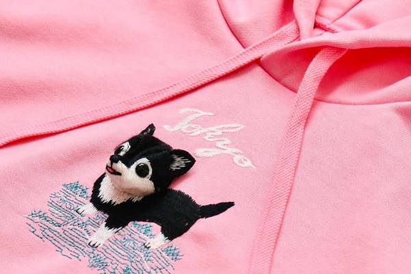 ダブレット×ウィズムの“飛び出すチワワ”フーディ、スウェット中央にパペット刺繍で立体的チワワを