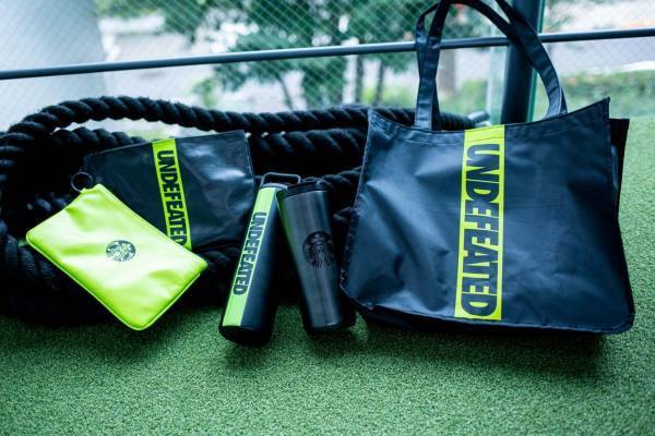 スターバックス×アンディフィーテッドのタンブラーやボトル、ブラック×ネオンイエローのロゴプリント