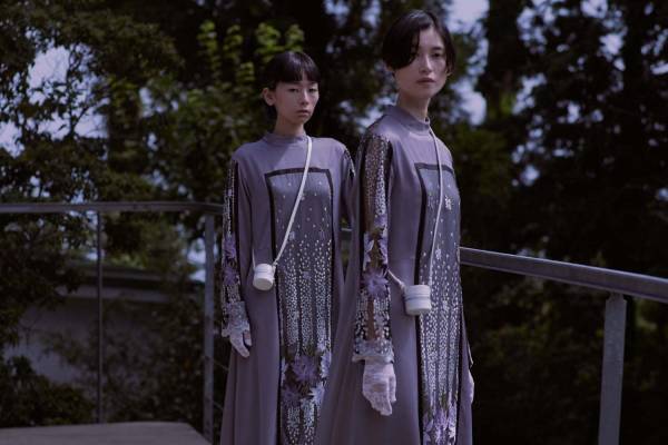 ミューラル“月下美人”の刺繍ドレス、限定パープルカラーで - アクセ感覚の円柱型ミニバッグも