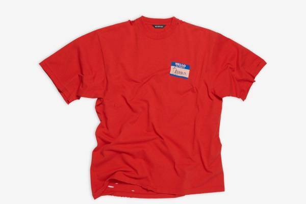 バレンシアガの限定ウェア、“ライブ会場”を彷彿させるネームタグプリントTシャツやフーディー