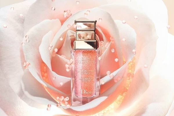 ディオール“ローズ”のNo.1プレミアム美容液が進化、引き締まったフェイスラインに