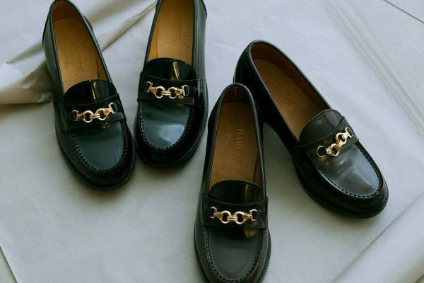 スナイデル×ハルタの初コラボ、バックル付き限定ローファー