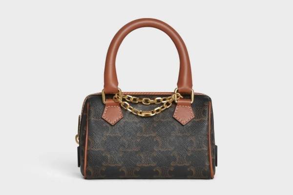 セリーヌ「トリオンフ キャンバス」新作ミニボストンバッグ、輝くゴールドチェーンを配して