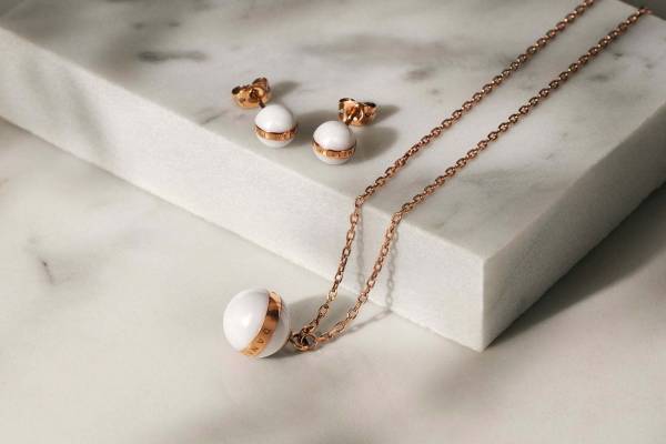 ダニエル・ウェリントン新作ジュエリー、ローズゴールド×ホワイトのネックレスやミニマルなピアス