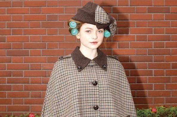 ミルク新作“探偵”風ケープマント＆サスペンダー付きパンツ、チェック柄ワンピースも