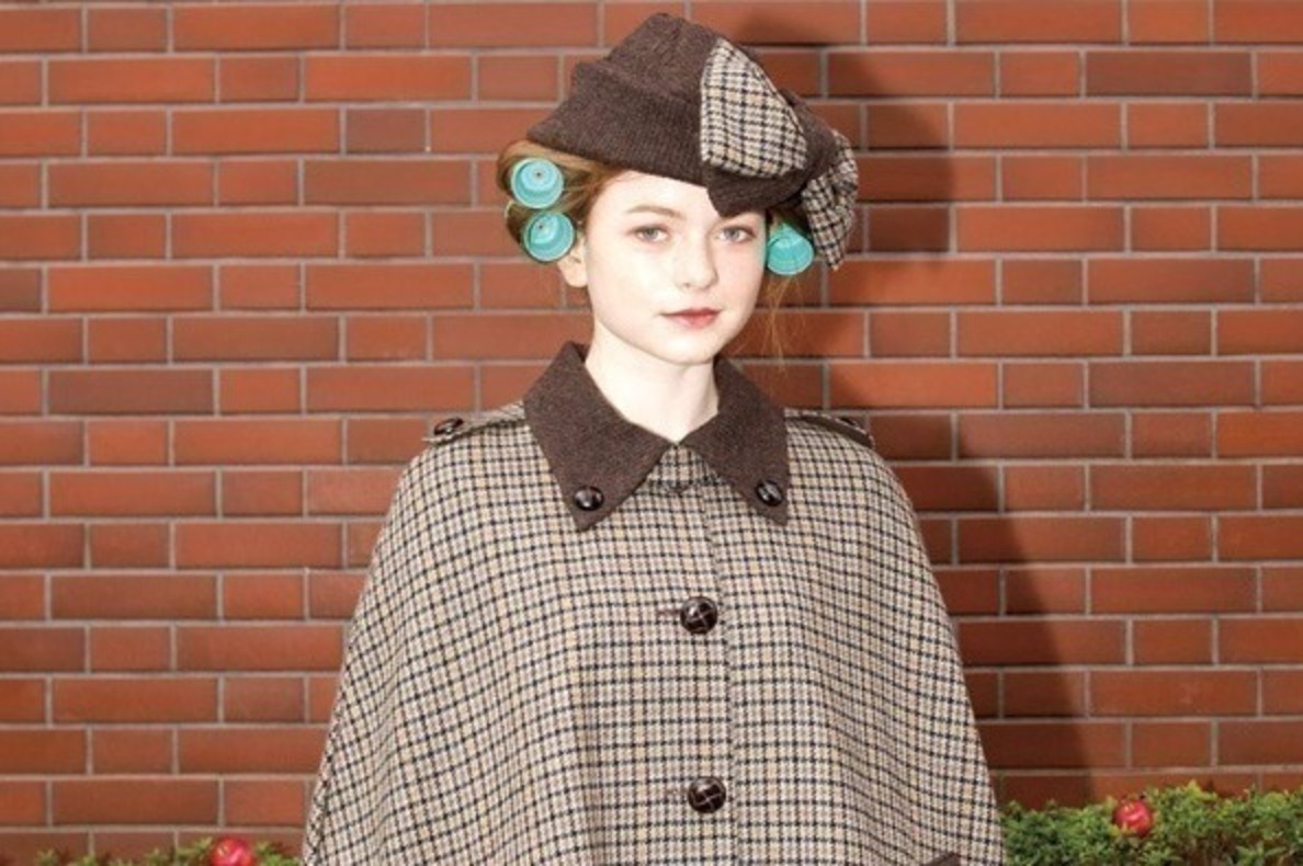 ミルク新作“探偵”風ケープマント＆サスペンダー付きパンツ、チェック柄 