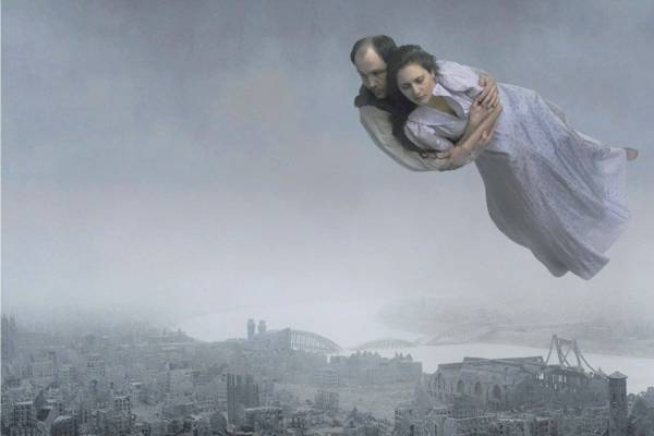 ロイ・アンダーソン監督映画『ホモ・サピエンスの涙』圧倒的映像美で映し出す人々の悲喜劇