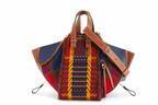 ロエベの人気バッグが“タータンチェック柄”に、フリンジ装飾付き「クッショントート」など