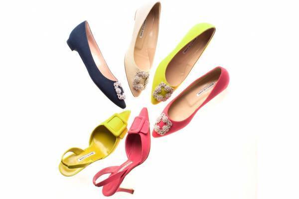 マノロ ブラニク表参道限定シューズ、鮮やかカラー×ビジューバックル付き「ハンギシ」など