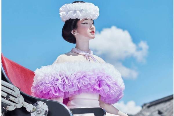 トモ コイズミのウェディングドレス、伝統的な日本の花嫁衣装が着想源