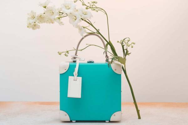 グローブ・トロッターの人気ミニトランク「ザ・ロンドン・スクエア」ピーコックやサフランなどポップな新色