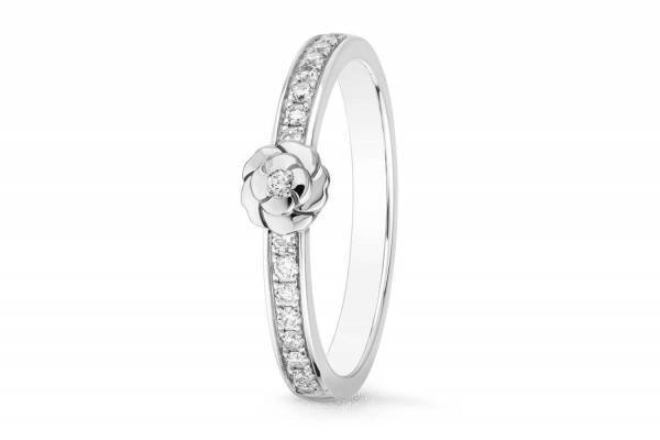 シャネルから“カメリアの花”モチーフの新作ブライダルリング、華やかかつ使いやすいハーフエタニティ