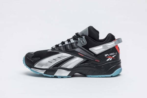 リーボック×アニメ『ULTRAMAN』SEVENやACEモチーフのスニーカー＆Tシャツ