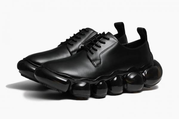 坂部三樹郎手掛ける「グラウンズ」堀内太郎のティー エイチとコラボ、黒革“立体ソール”スニーカー