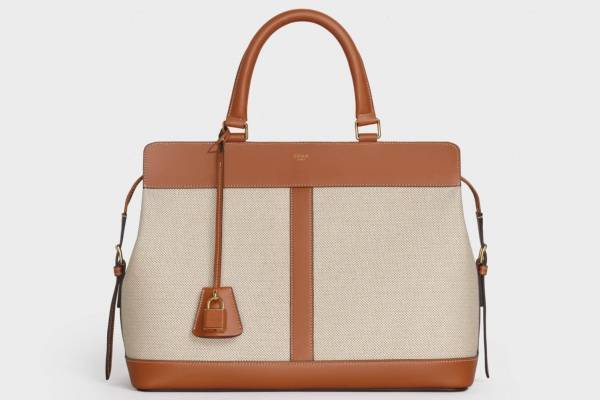セリーヌの新作バッグ「カバ・ド・フランス」ハンド＆ショルダーの2WAY、錠モチーフを付けて