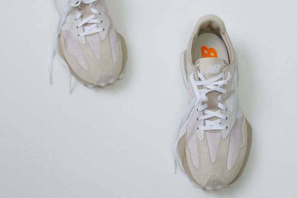 スナイデルからニューバランス「327」別注スニーカー、大きなNロゴ&ナチュラルカラー