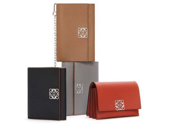 ロエベから“L”が重なる「アナグラム」モチーフ主役のレザーグッズ誕生、財布やカードケース