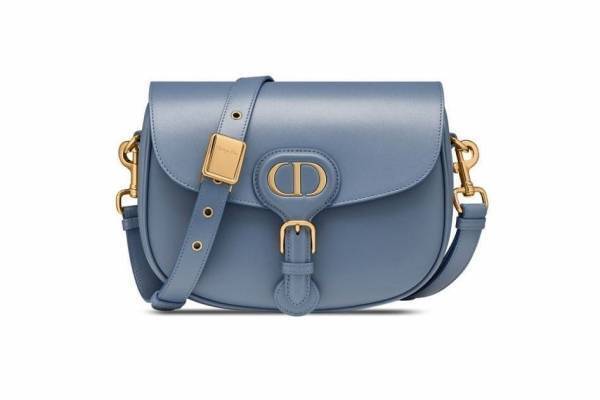 ディオールのアイコンバッグ「ディオール ボビー」新色、“CDバックル”が目を惹くブルーやキャメル