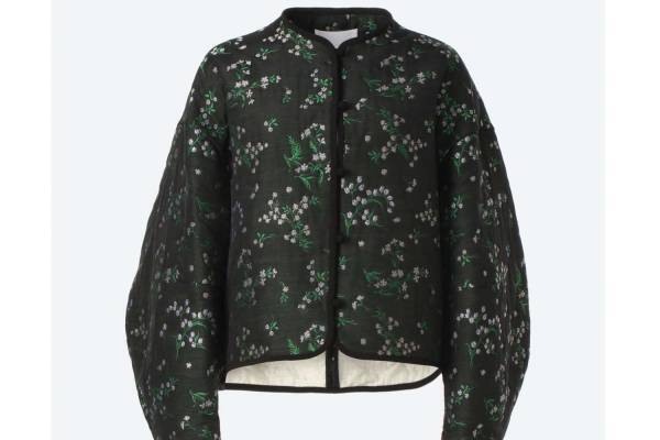 マメ クロゴウチから新作“花柄”アウターやカシュクールドレスなど、新宿伊勢丹の限定ショップで