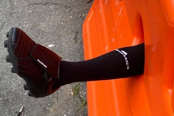 バレンシアガの新作スニーカー「バレンシアガ サッカー」レザーフリー素材＆スパイクソール