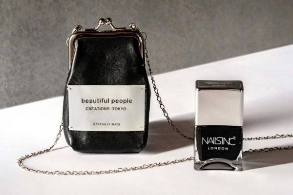 ネイルズ インク×ビューティフルピープル“ブラックレザー”の質感ネイル&ロゴ入りがま口ポーチ