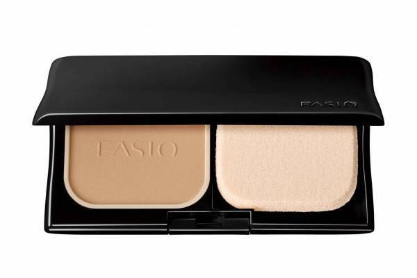 ファシオ新作“しっとり密着”パウダーファンデーション、乾燥くずれ防止＆なめらか肌に