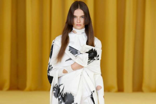 プラダ 2021年春夏ウィメンズコレクション - ラフ・シモンズが加わった“新生プラダ”