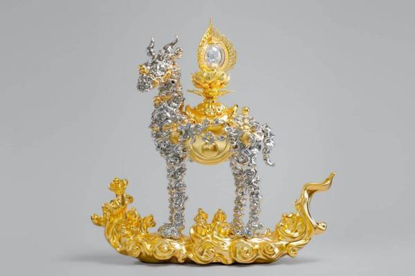 彫刻家・名和晃平の個展「Oracle」表参道で、木彫漆箔仕上げ『雲鹿』ほかUVレーザーによる新作