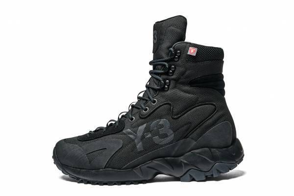 Y-3新作ブーツ「ノトマ」全天候に対応する高機能なオールブラックシューズ