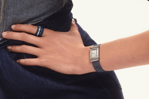 ブシュロンのウォッチ「リフレ」ストラップに“デニム素材”の新作、“パリの青”をイメージ