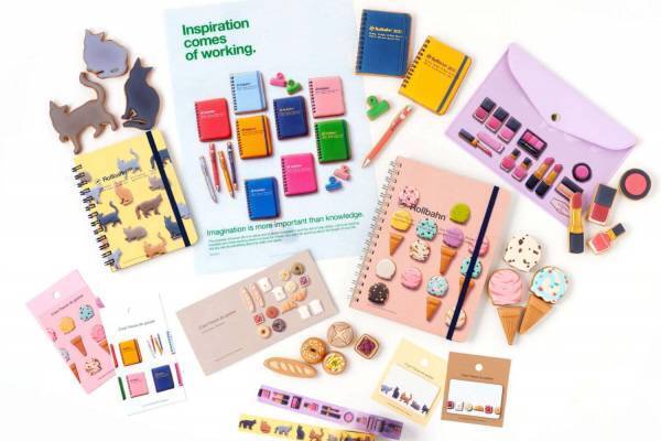 デルフォニックスの人気文具が“アイシングクッキー柄”に、人気メモや猫モチーフをポップに表現