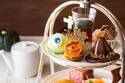 横浜ベイホテル東急のハロウィン アフタヌーンティー、“魔女の帽子”チョコムースや目玉マカロン